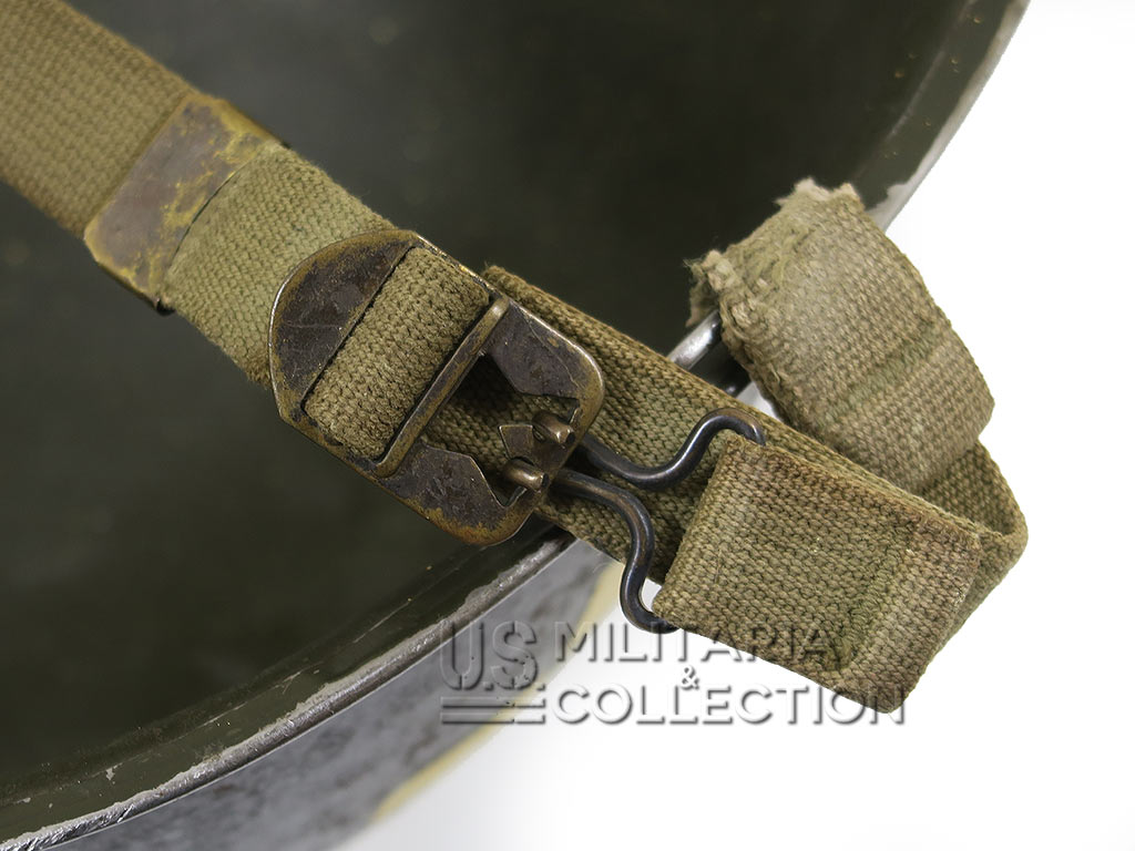 Détail bouclerie laiton en relief d'un casque pattes fixes