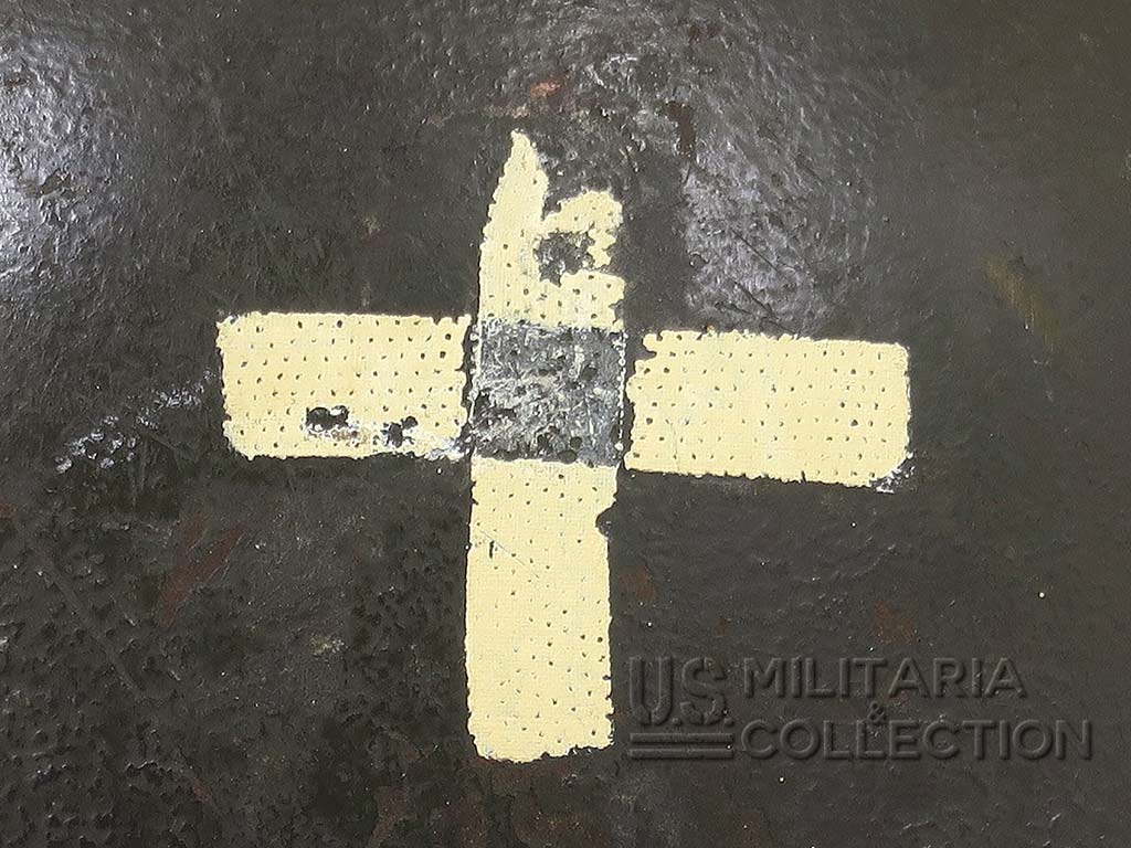Détail croix Medic sur casque M1 pattes fixes
