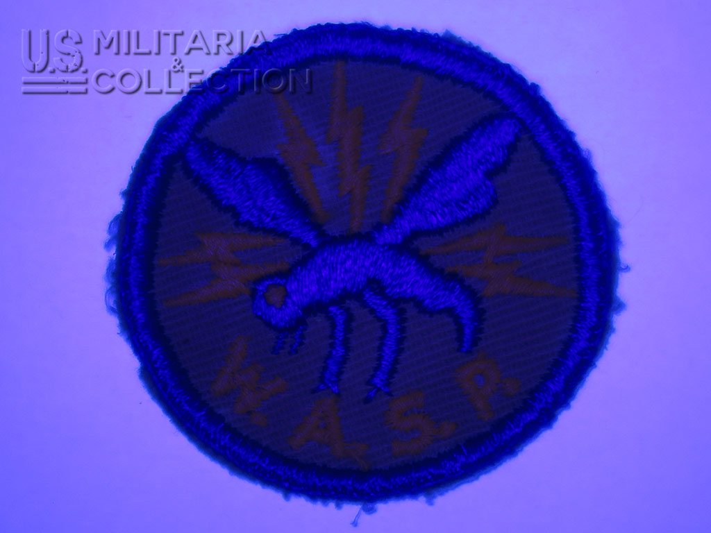 Insigne WASP sous lumière ultraviolette