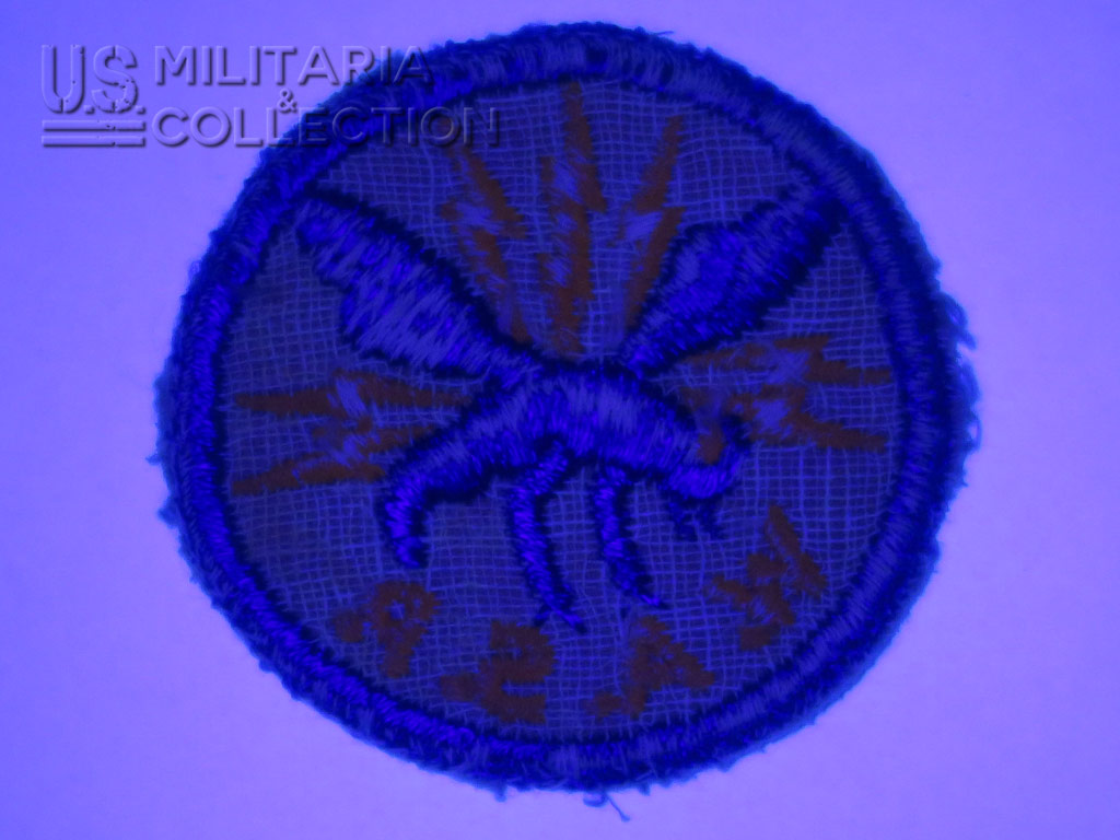 Dos de l’insigne WASP sous lumière ultraviolette