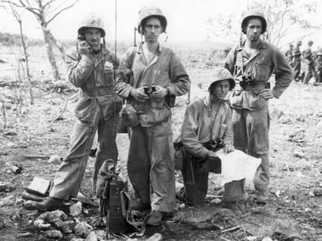 Marines USMC avec jumelles dans le Pacifique pendant la Seconde Guerre mondiale