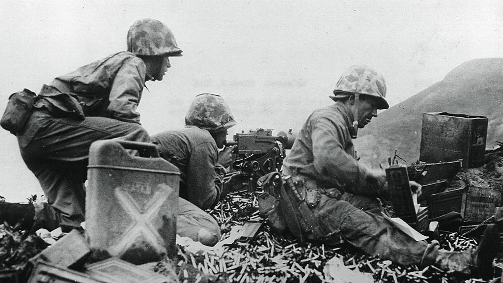 Marines avec couteaux de combat USMC à Iwo Jima, 1945.