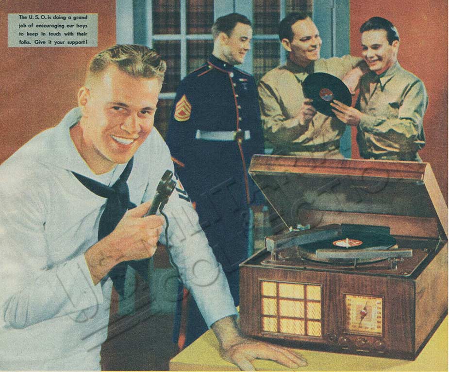 Soldats américains enregistrant un message USO