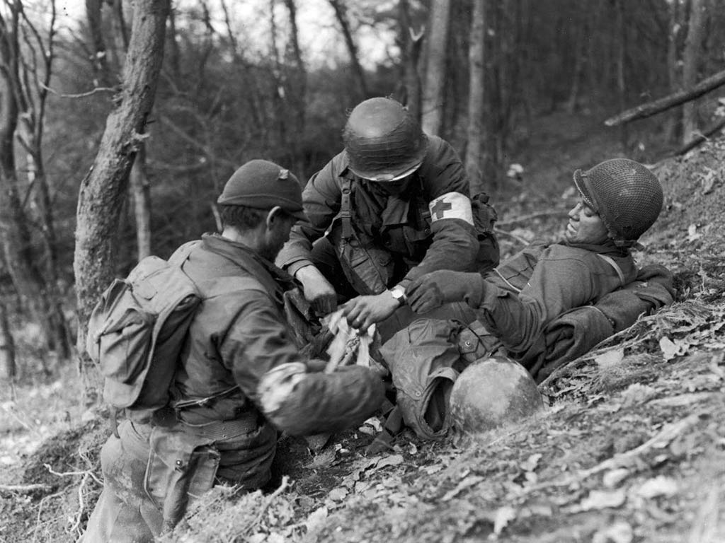 Medic US Army soignant un soldat blessé
